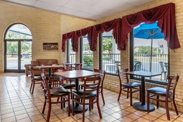 Econo Lodge Fayetteville image 23